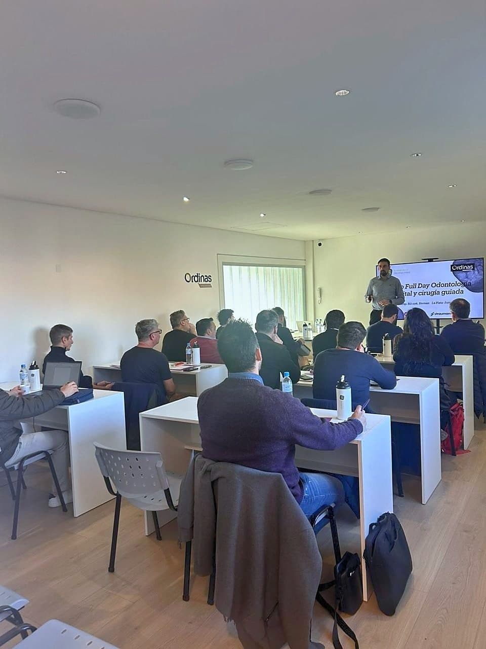 Hernán Bilczyk dando un curso a colegas en Academia Ordinas