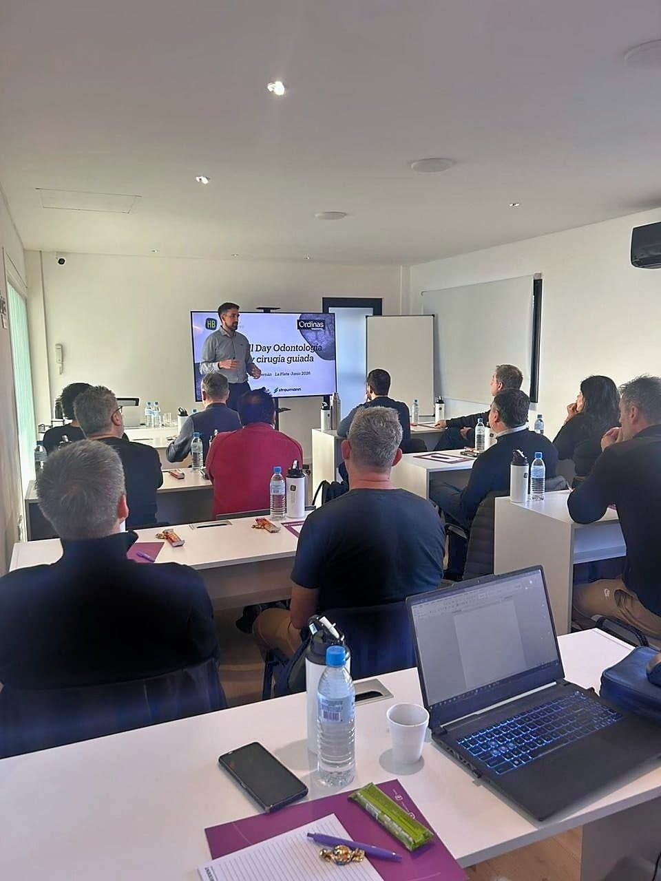 Hernán Bilczyk dando un curso con la sala llena en Academia Ordinas