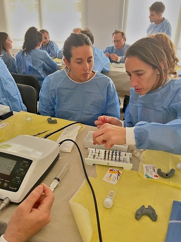 Dos colegas trabajando juntas en la mesa de práctica