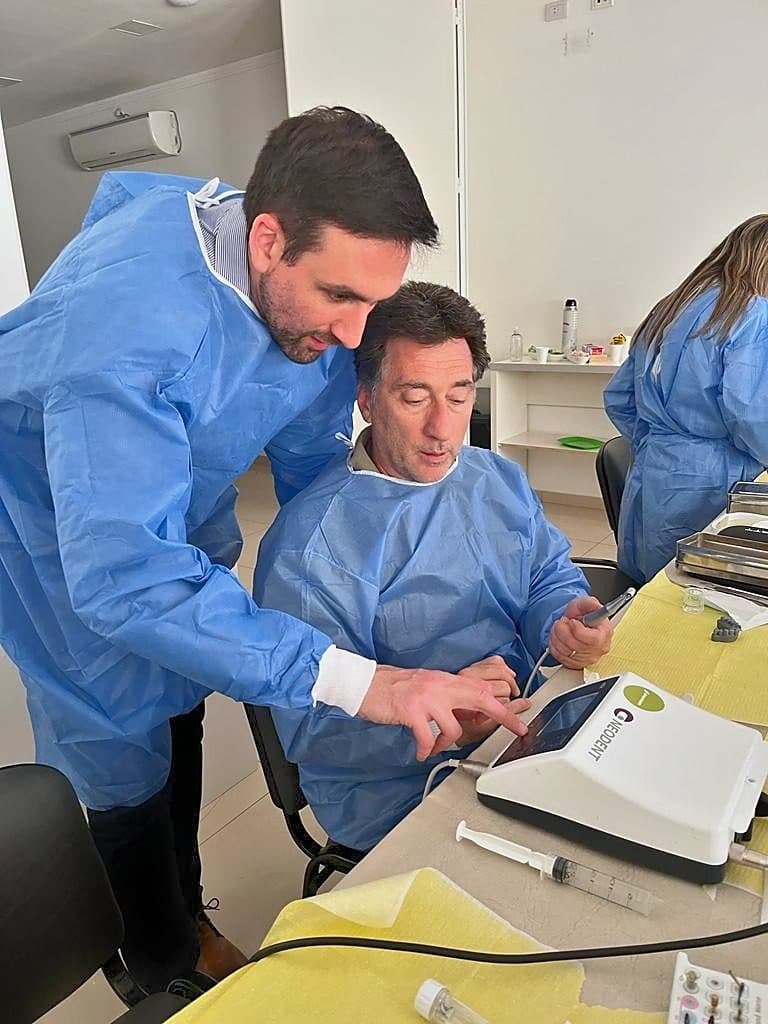 Hernán Bilczyk corrigiendo a un colega durante la práctica de un curso