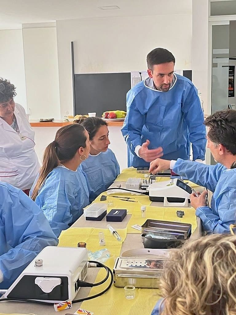 Hernán Bilczyk explicando a colegas en la mesa de práctica