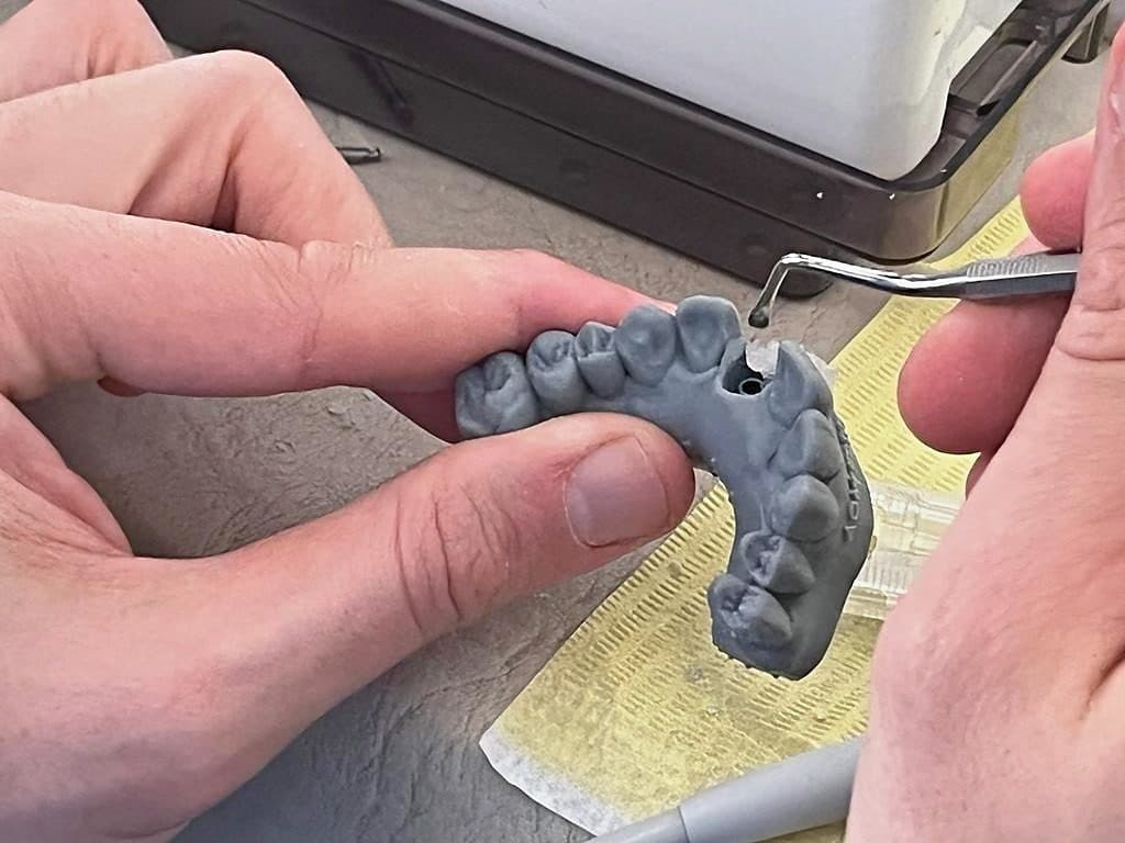 Manos de un colega trabajando un provisorio sobre un modelo