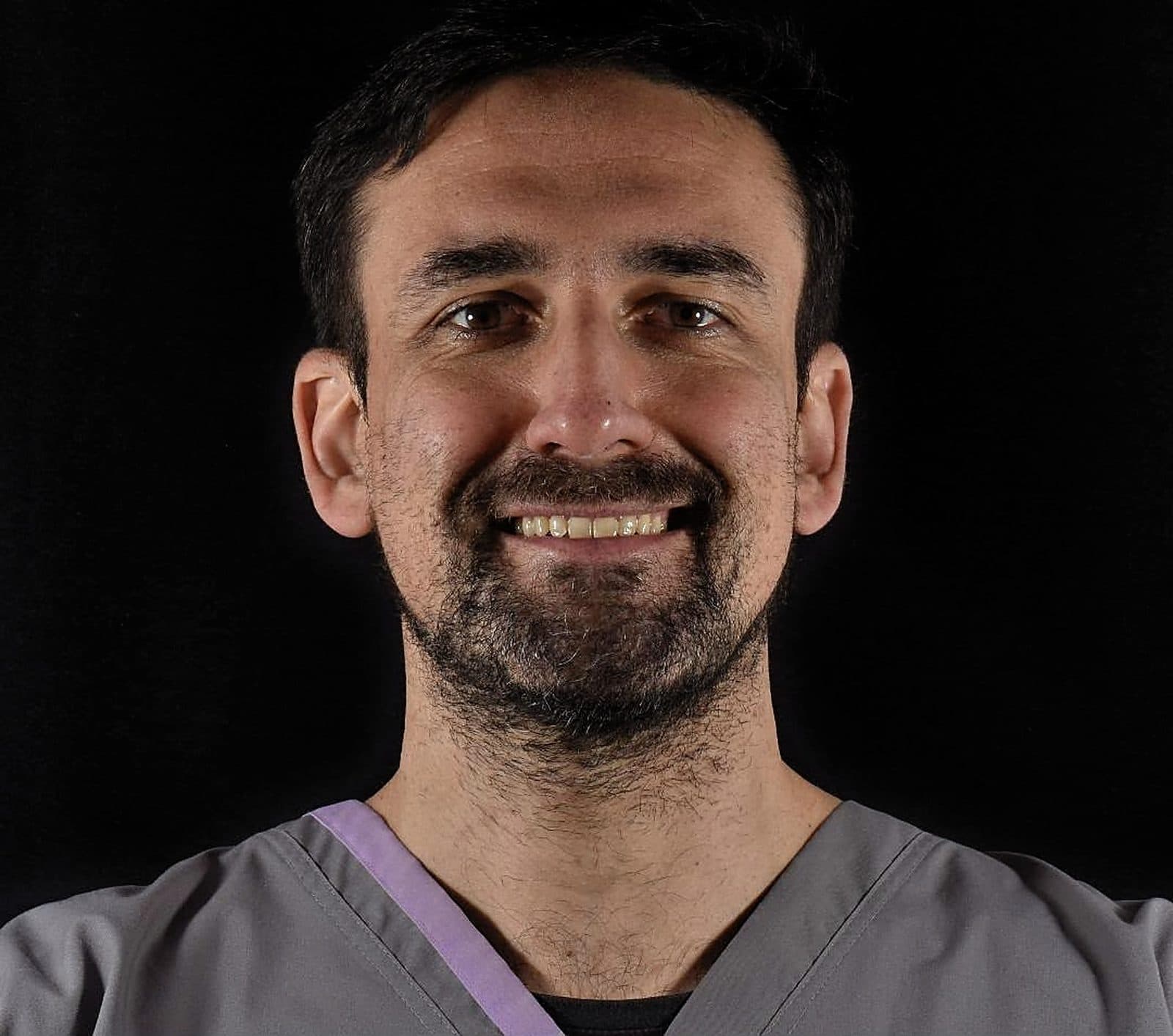 Dr. Hernán Bilczyk, especialista en implantes y prostodoncia, en su consultorio